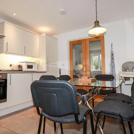 4 Trevanson Mews New Quay