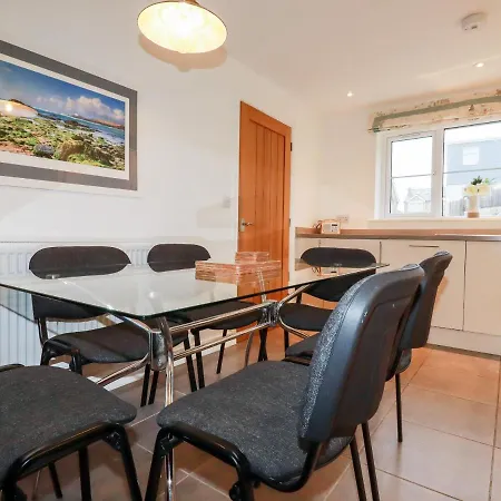4 Trevanson Mews * New Quay