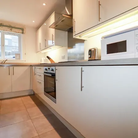4 Trevanson Mews New Quay