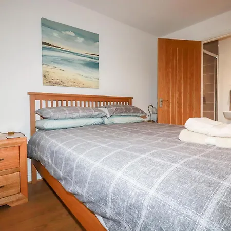 4 Trevanson Mews * New Quay